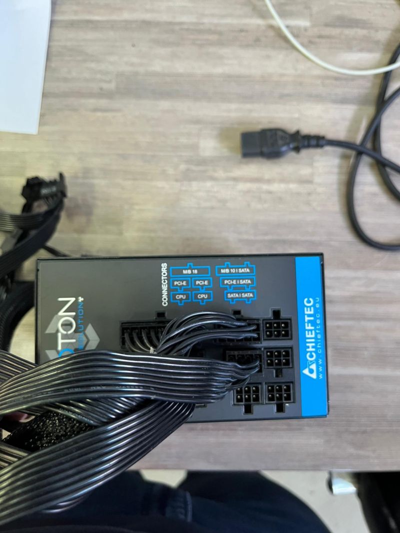 CHIEFTEC zdroj Proton, BDF-1000C, 1000W, 14cm fan, PFC, 80+ Bronze, Cable Management - obrázek 3